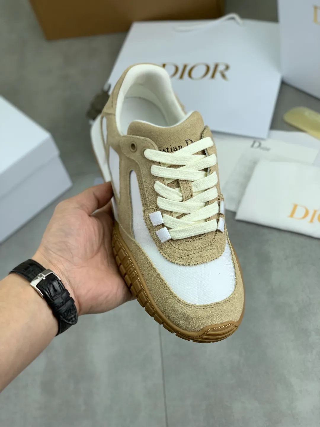 Men's men's shoes P560 new Dior Tech sneakers 2026 early spring series new products, with fashionable details, highlighting retro aesthetics. The light beige anti-suede cow leather upper is spliced ​​with apricot transparent mesh fabric on the side. The upper window edge is adhered with high-frequency flat ironing and back-pressure. It replicates the original craftsmanship, making it beautiful and comfortable without falling off. The interior is made of sheep lining of the same color and is soft and comfortable. The heel and tongue are embellished with the Paris logo. The textured TPU soles with the same color logo. The high-end version is exquisitely packaged with an airplane box, adding to the high-end style. Color: 4️⃣colors available Size: Female 35-41 Male 39-46